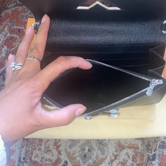 LOUIS VUITTON Epi World Tour Lock Twist crossbodybag/clutch LIMITED EDITION - Picture 8 of 13